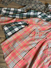 Load image into Gallery viewer, Detachable Hood Plaid Button Down